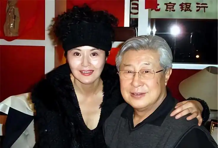 回顾王心刚照顾患病妻子62年孩子们成富翁他却想做普通老头