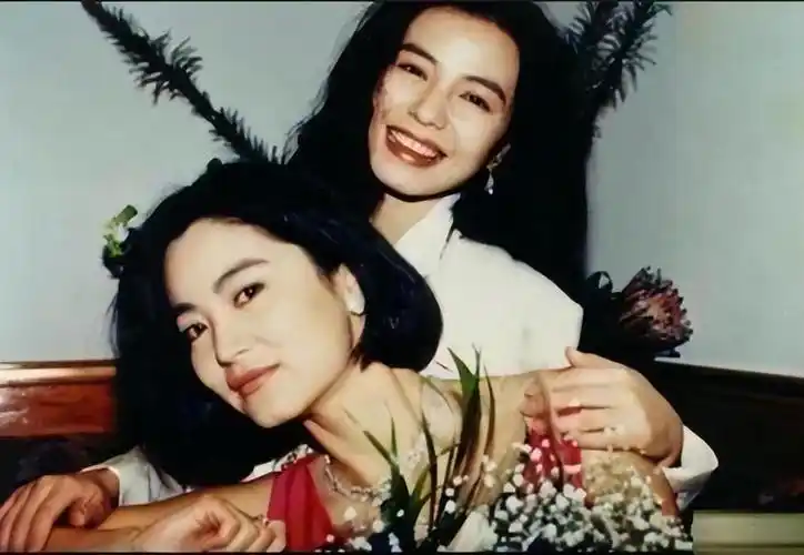 回顾林青霞算不算80年代第一美女看她和巩俐的合照就有答案了