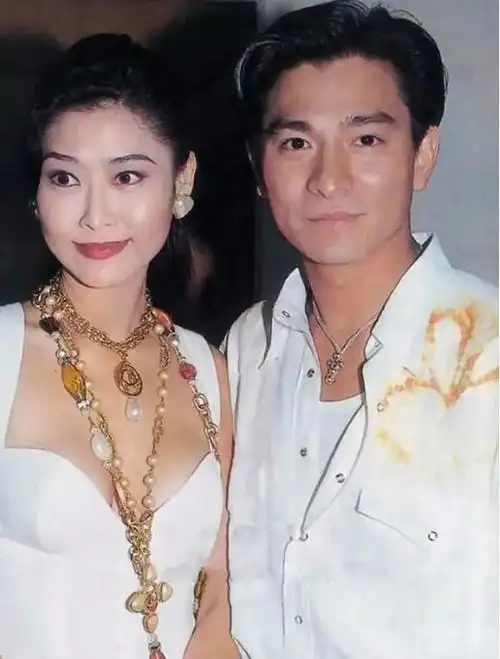 一组与著名女士的照片来看刘德华走红40年有多不易