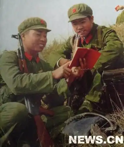 图文:着65式军服的陆军战士