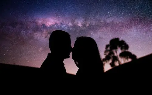 wallpaper starry, night, couple kiss, silhouette
