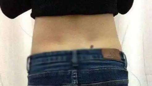 2,女人腰后有痣