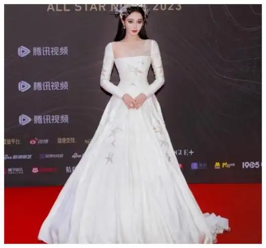 女星时尚地位遭一夜摧垮金晨鼻子杨幂腿曝光引爆热议