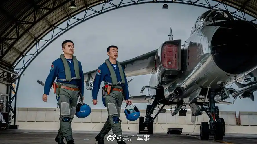 北部战区海军航空兵全年飞行集锦