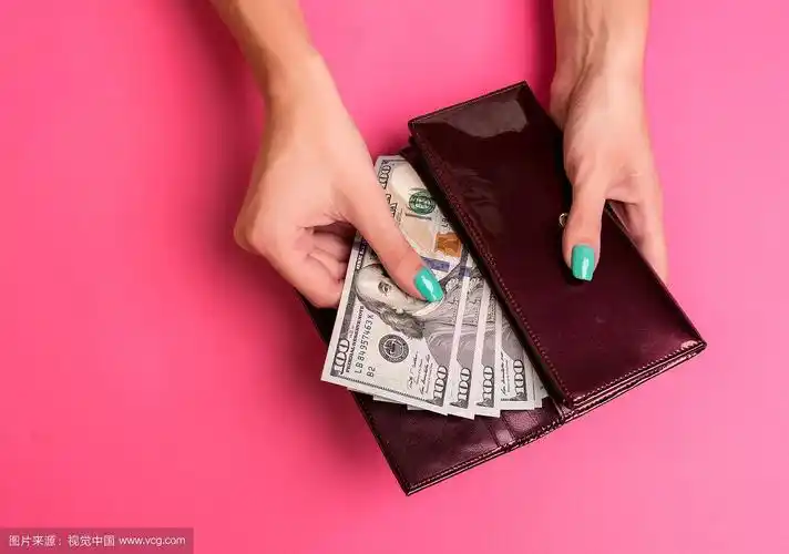 从钱包里拿钱的女人的手,拍摄完毕