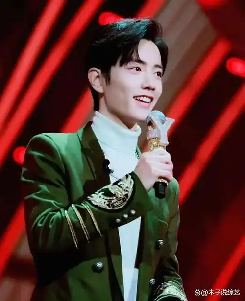 2019年11月,肖战在录制《我们的歌》时,左手佩戴了一枚设计为皇冠图案