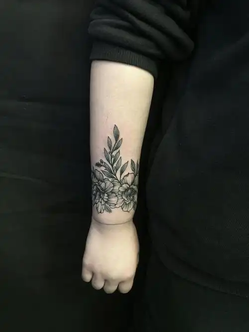 手腕花纹身