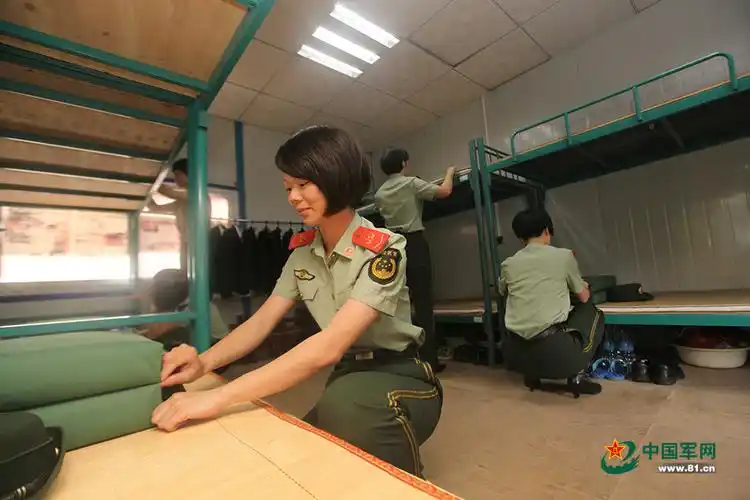 该总队一支队女警执勤分队整理内务卫生.