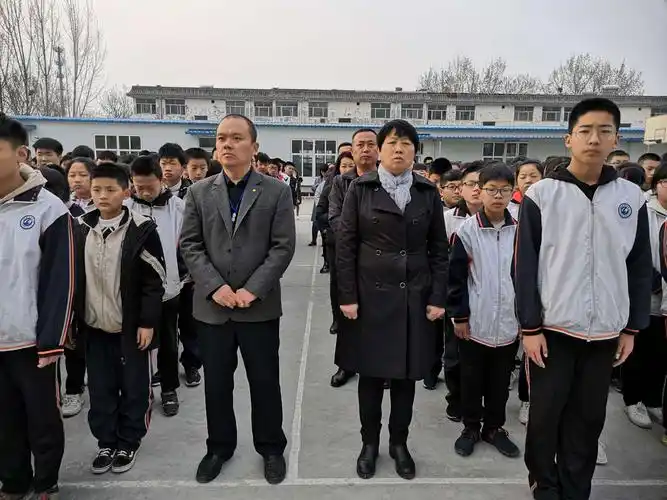 快乐的学习 快乐的成长—聊城四中初中部举行主题升旗仪式