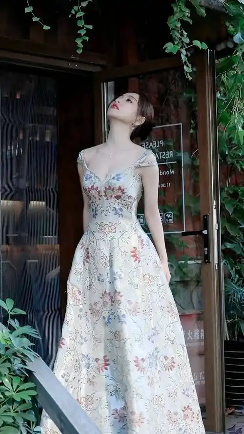 【杨蓉性感活动美图】深v鲜花裙,典雅的东方美,温婉的花仙子_时尚