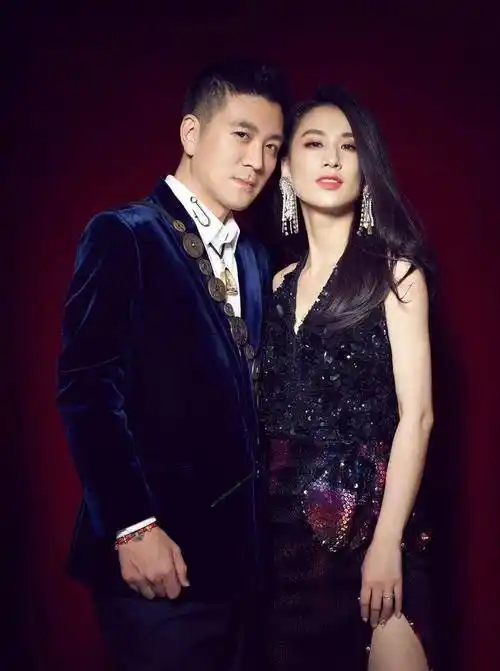 黄圣依与老公现身机场,包臀裙太紧身引热议,圆润的小腹都被勒出