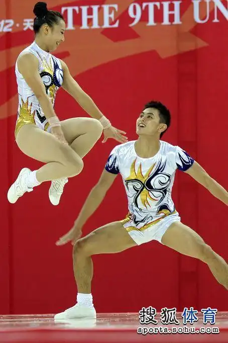 组图:大运会健美操混双决赛 队员比赛深情凝视