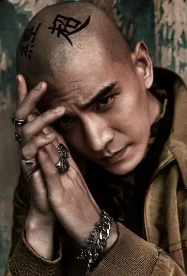 简介:经超酷痞光头造型时尚街拍图片,分享一组经超图片给大家,图中的