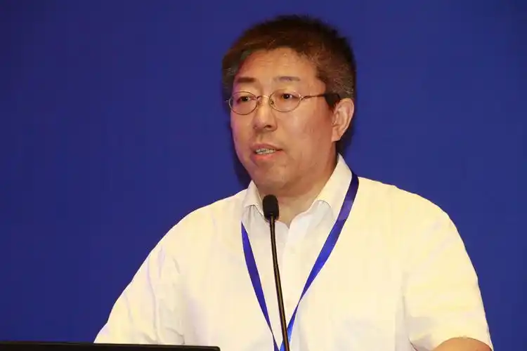 图为中国社会科学院社会发展战略研究院院长张翼作主旨发言(本网