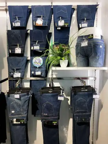 我们牛仔裤改进后的陈列效果