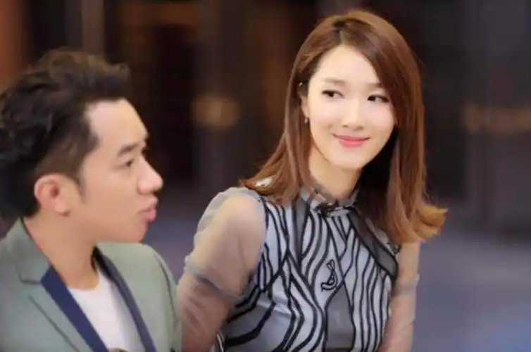 李亚男现"望夫眼",甜蜜告白王祖蓝:结婚四年,从未吵过架!