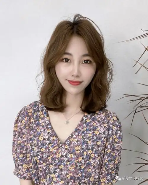 今天小编跟大家分享今年流行的"锁骨烫"发型,简直就是2021最受欢迎的