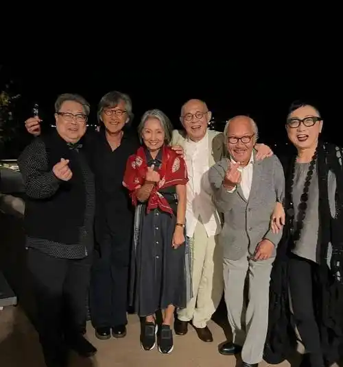 林子祥在儿子婚礼亲密搂肩前妻,叶蒨文避开同框,却盛装艳压对方