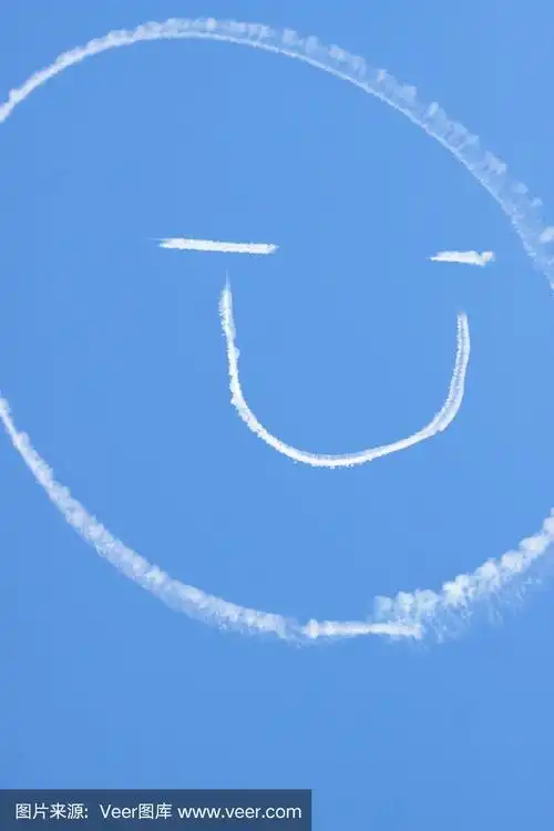 云朵在天空中形成笑脸,复制空间