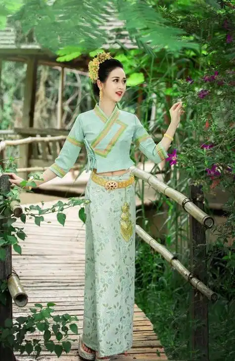 西双版纳傣族服饰女装图片(西双版纳傣族服装拍照价格)