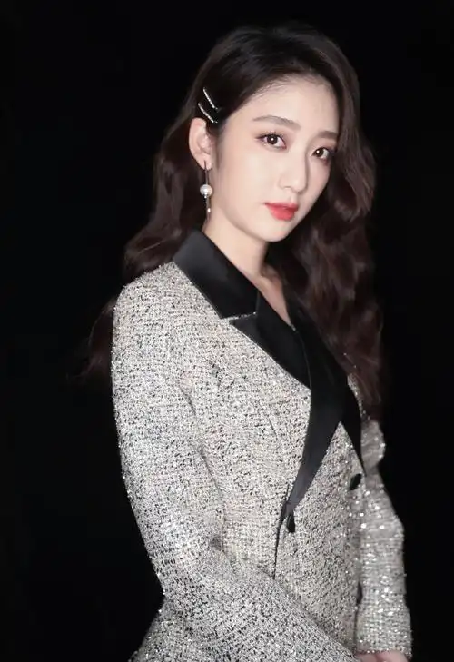 戚砚笛性感甜美写真图片