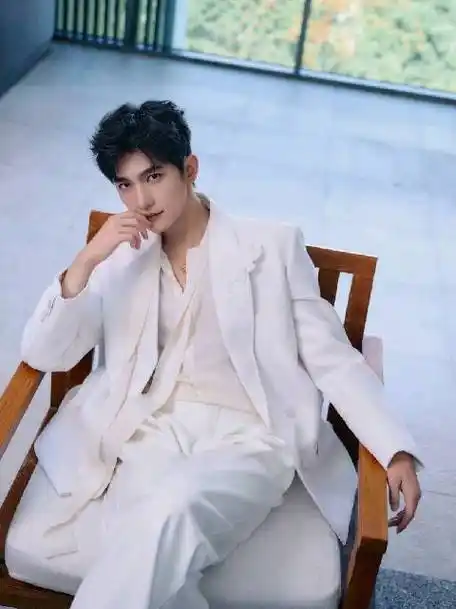 杨洋内娱天花板颜值!