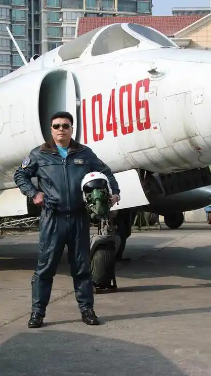 《空天猎》亮出空军新装备:"17式连体飞行服"