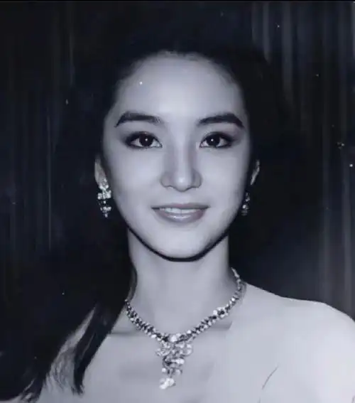 真不愧是"东南亚第一美女",看了林青霞的旧照才知道她有多绝