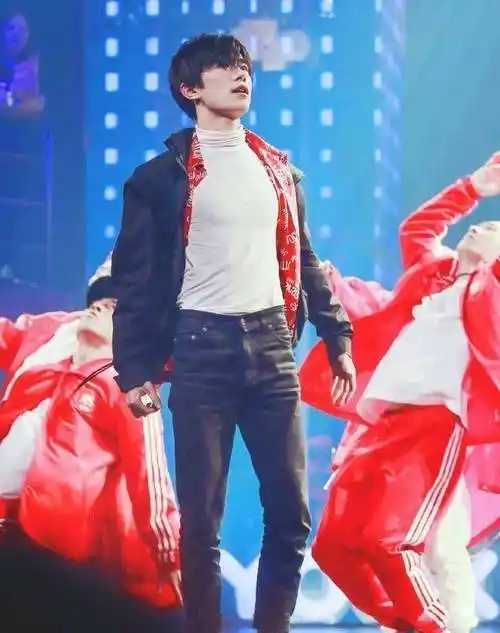 王俊凯王源易烊千玺三人对于腹肌有不同的看法,粉丝:我可以_健身_过程