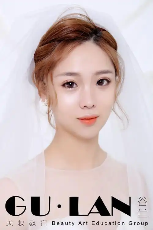 谷兰美妆教育频道的化妆造型作品《简约韩式新娘》