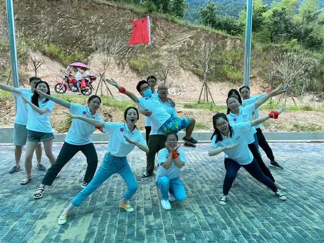 "快速分组,集思广益;离地造型,各显神通.