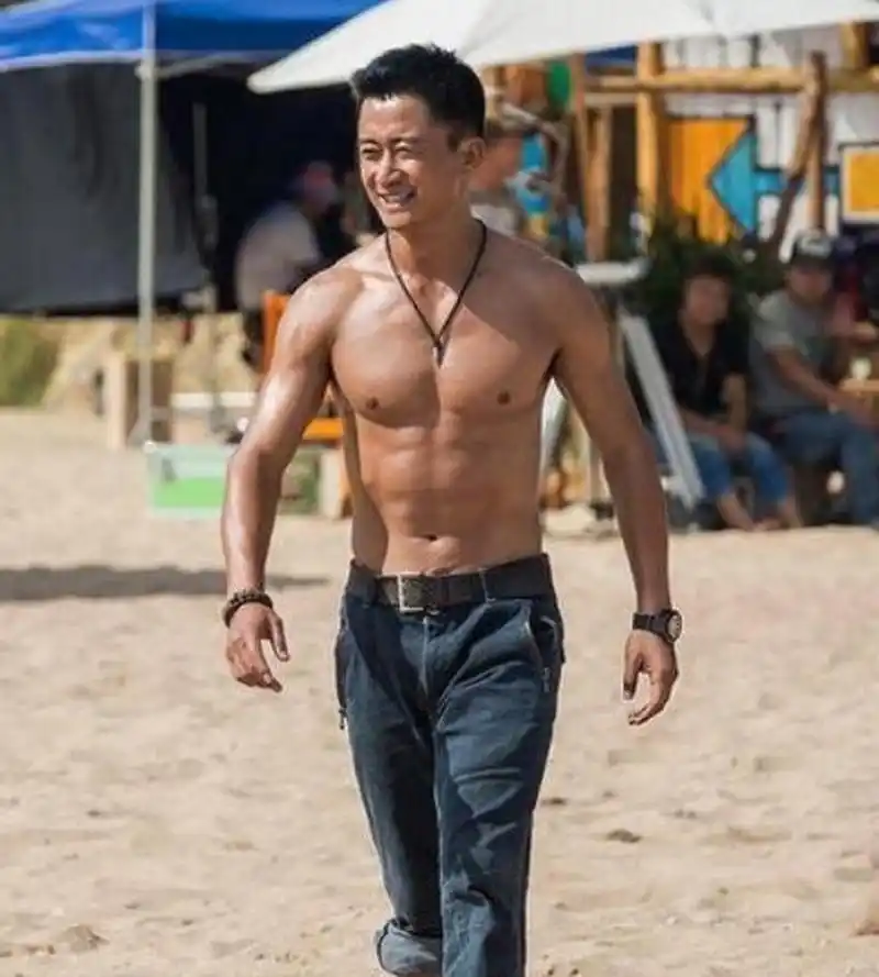 吴京中年发福8块腹肌"九九归一","啤酒肚"比孙越还大!