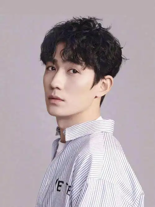 男明星的"羊毛卷"才是最佳发型:肖战王一博精致,任嘉伦太温柔