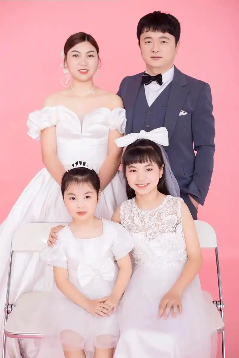 一家四口,咔嚓来张全家福,暖暖的小幸福,只有照片能记录这份珍 - 抖音