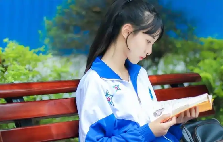 白丝袜配超短裙,风格甜美青春可人,评论区却恶意满满_校服_女生_什么