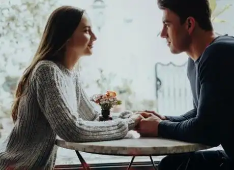 男人们知道女人是如何通过眼神和耳朵表达爱意的吗