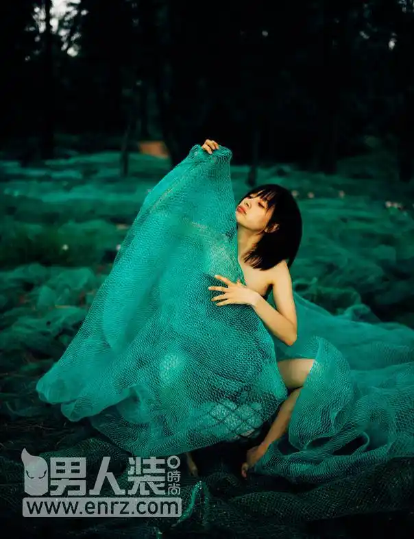 王子文上《男人装》大秀性感:这个曲妖精一点都不简单!