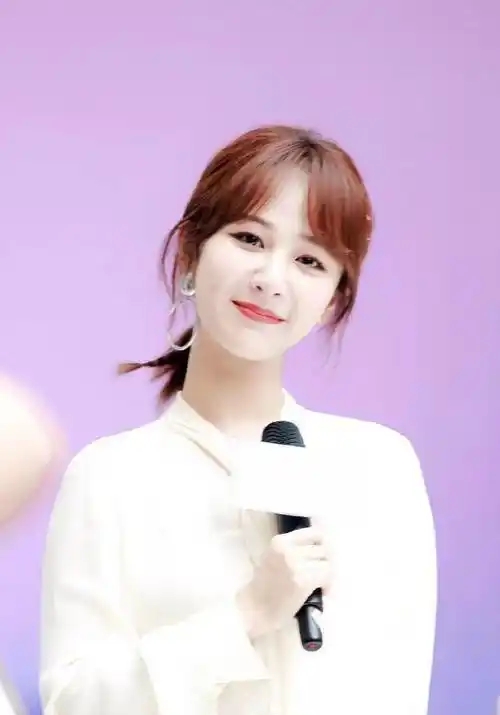 杨紫深圳出席活动,白衬衫搭配半身鱼尾裙,秒变气质女神_造型_发型