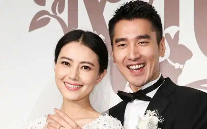 赵又廷陪高圆圆和孩子遛弯散步,一家三口同框互动亲密有爱