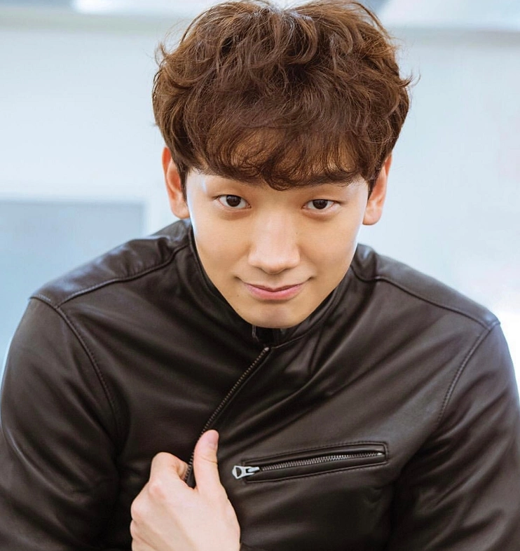 韩国男星rain新写真,卷毛搭配简约造型萌帅十足,满屏都是少年感