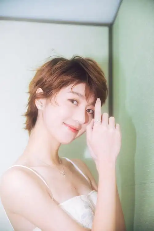 细数娱乐圈剪短发的女明星太好看了99年小花李凯馨尤为惊艳