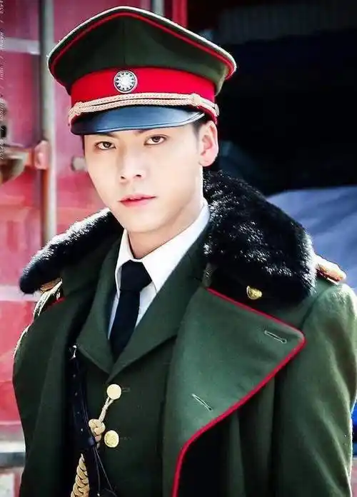 仪态太差别瞎穿军装,这6位军阀气质太绝,一身正气撩拨少女心_陈伟霆_