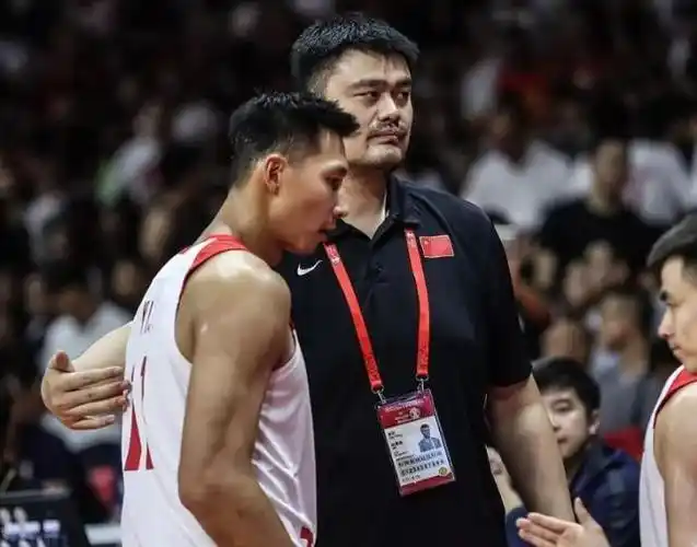 易建联跟腱断裂,无缘奥运会落选赛,球迷:让韩德君进国家队吧