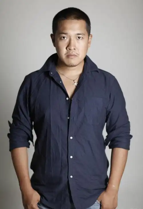 吕丽萍31岁儿子近照,染黄发扎小辫留胡渣,越长越像老爸张丰毅