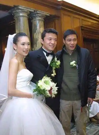 范斯晶,是足球运动员范志毅的女儿,她已经23岁了,身材好气质佳_李倩