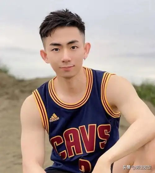 170cm男生别留"锅盖头"发型了,剪这三款发型,显高又帅气