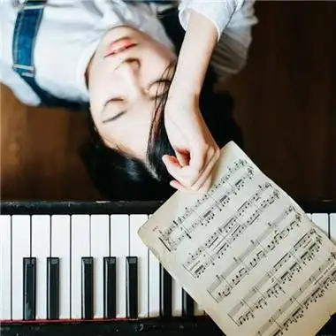 钢琴意境女生头像精选