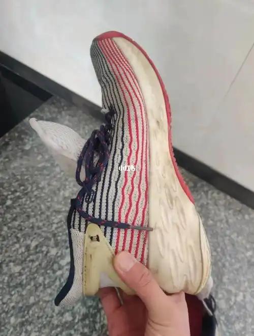 体育生的破烂篮球鞋