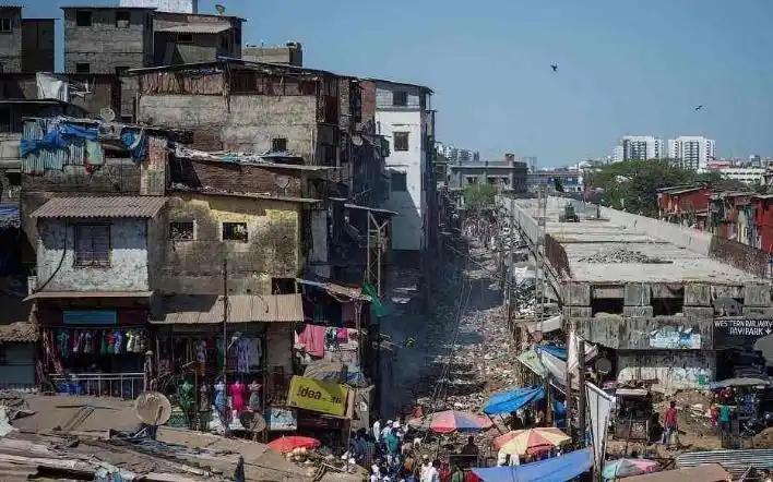 印度最繁华的城市就是孟买,一条绿化带把穷人和富人分开,生活在富人区