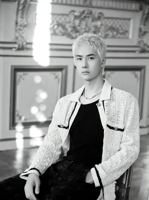 王一博亮相巴黎时装周白发造型时尚感十足男人味十足